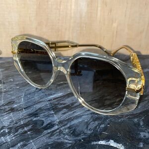 FENDI FENDIGRAPHY HOBO Logo
40083 Crystal Yellow Brown Fashion
Sunglass